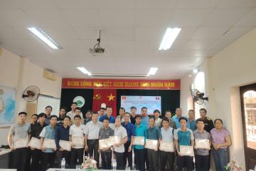 BẾ GIẢNG LỚP ĐÀO TẠO TẬP HUẤN VỀ CÔNG TÁC CHĂN NUÔI BÒ CỦA DỰ ÁN CHĂN NUÔI, THUỘC DỰ ÁN HỢP TÁC XÂY DỰNG CỤM BẢN NẬM HẰNG, HUYỆN SẲM PHĂN, TỈNH PHÔNG SA LỲ, NƯỚC CHDCND LÀO